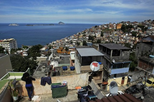 Quang cảnh nhìn ra biển từ khu ổ chuột tại Rio de Janeiro. Ảnh: Reuters