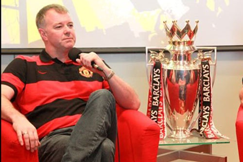 Huyền thoại Gary Pallister cùng chiếc cúp đến Việt Nam trong ngày 26/2