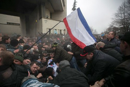 Đụng độ giữa hai phe thân Nga và EU trong cuộc biểu tình tại Crimea ngày 26/2