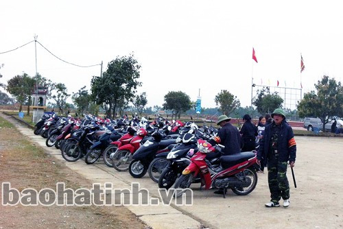 Việc dời bãi xe ra gần BQL Khu du lịch Chùa Hương góp phần hạn chế tình trạng lộn xộn chèo kéo khách.