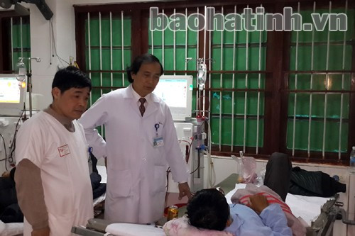 Bác sỹ Nguyễn Viết Đồng thăm bệnh nhân điều trị tại bệnh viện Bác sỹ Nguyễn Viết Đồng thăm bệnh nhân điều trị tại bệnh viện