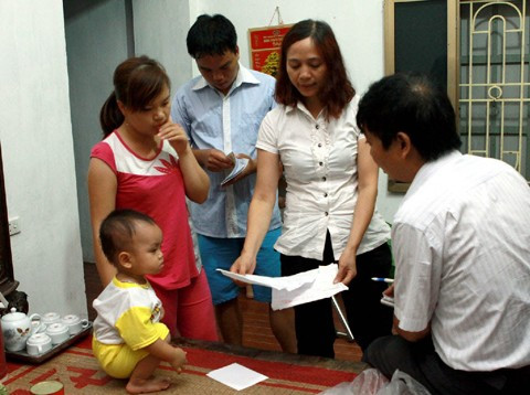 Bệnh nhi Nguyễn Đức Khải, 1 tuổi, bị tiêu chảy có cùng kết quả xét nghiệm với người 40 tuổi bị bệnh tâm thần. Ảnh: Dương Ngọc – TTXVN