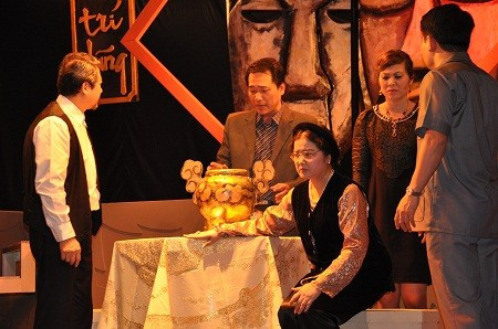 Cuộc đối chất giữa các thành viên trong gia đình ông Quân làm vỡ tung khối u nhọt bấy lâu nay.