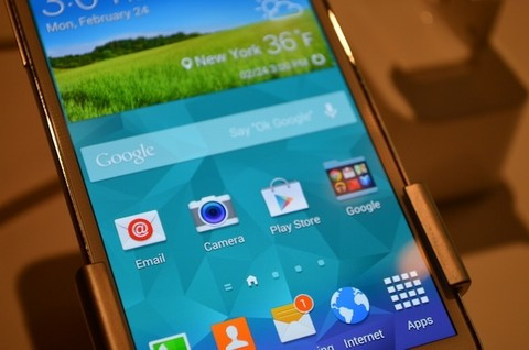 Giao diện Galaxy S5 được cải thiện bóng bẩy hơn trước.