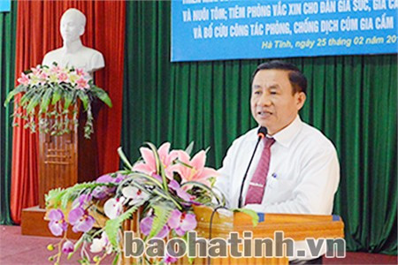 Phó chủ tịch UBND tỉnh yêu cầu các địa phương tập trung cao dập dịch; đối với 2 huyện Cẩm Xuyên và Can Lộc, phải hoàn thành tiêm phòng vắc-xin chậm nhất là 28/2/2014