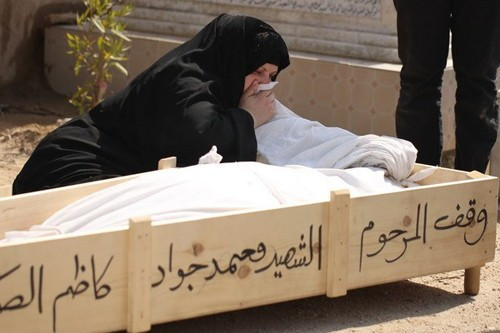 Nỗi đau của người thân tại đám tang một binh sỹ Iraq ở thành phố miền trung Najaf ngày 24/2. (Nguồn: AFP/ TTXVN)