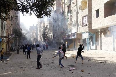 Người ủng hộ tổ chức Anh em Hồi giáo đụng độ với những người ủng hộ Bộ trưởng Quốc phòng Ai Cập Abdel Fattah al-Sisi tại Cairo. Ảnh: AFP-TTXVN