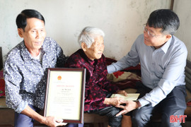 Lãnh đạo tỉnh tặng quà tết cho người có công, người cao tuổi