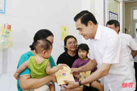 Chủ tịch UBND tỉnh tặng quà cho các bệnh nhi tại BVĐK tỉnh Hà Tĩnh