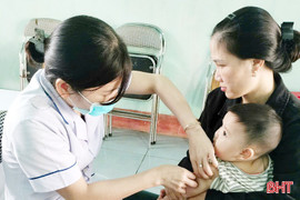 Gần 10.000 trẻ em Hà Tĩnh đã được tiêm vắc-xin phòng sởi