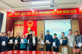 Tặng 20 thẻ BHYT cho người có hoàn cảnh khó khăn ở phường Trần Phú