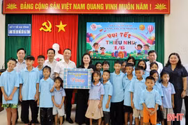 Chủ tịch UBND tỉnh tặng quà cho trẻ em nhân Ngày Quốc tế thiếu nhi