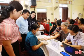 Trên 460 người được khám sàng lọc tăng huyết áp, đái tháo đường 