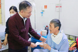 Đoàn ĐBQH Hà Tĩnh trao quà Tết cho bệnh nhân nghèo