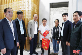 Phó Bí thư Thường trực Tỉnh ủy tặng quà Tết cho gia đình chính sách, hộ nghèo