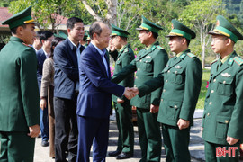 Phó Bí thư Thường trực Tỉnh ủy chúc Tết lực lượng vũ trang, tặng quà cho người dân