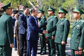 Phó Bí thư Thường trực Tỉnh ủy kiểm tra trực sẵn sàng chiến đấu, tặng quà hộ dân khó khăn