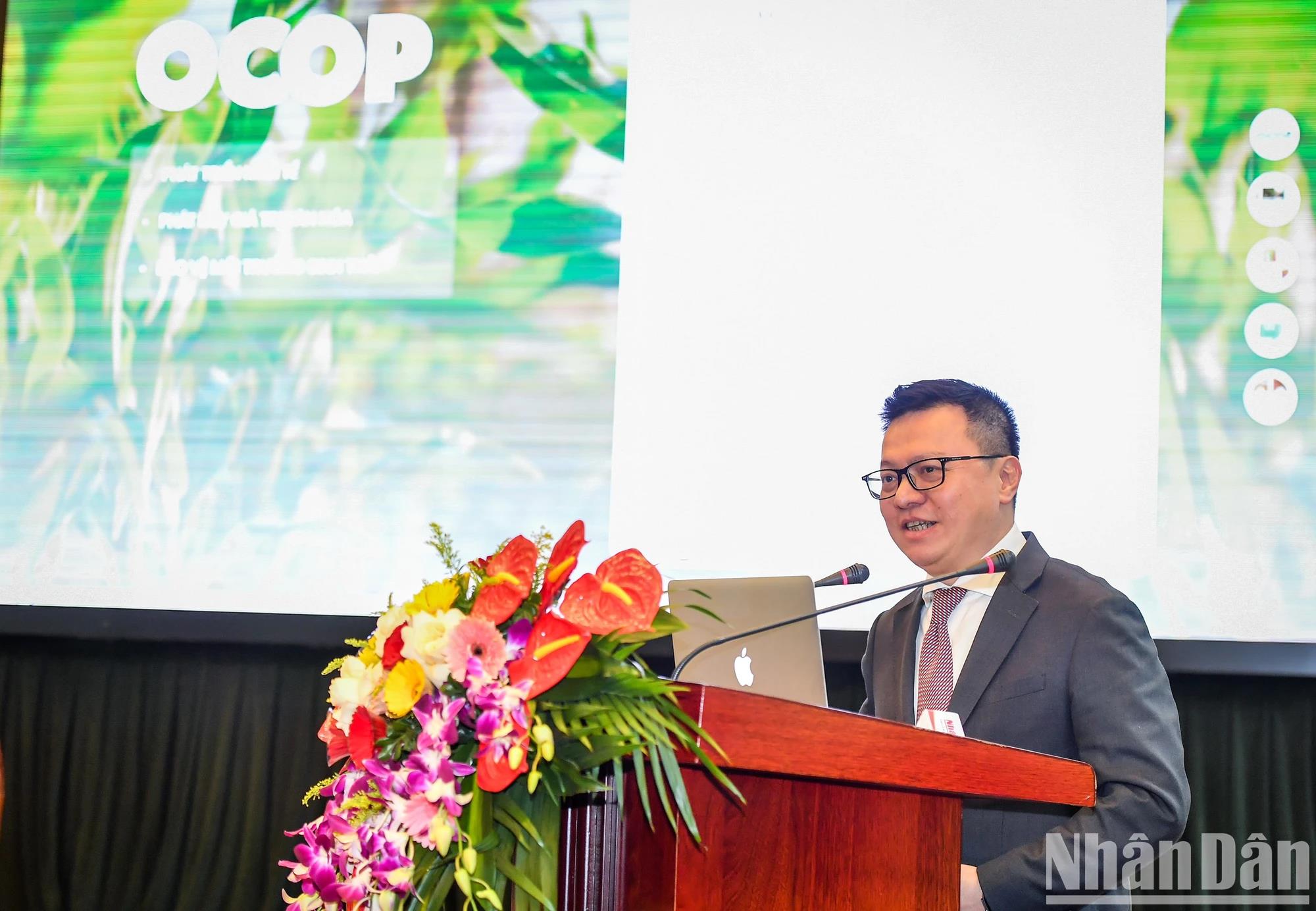 Đồng chí Lê Quốc Minh giới thiệu về những điểm nổi bật của Chuyên trang OCOP trên Báo Nhân Dân. Khai trương chuyên trang OCOP - Mỗi xã một sản phẩm trên Báo Nhân Dân