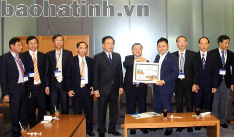 Chào xã giao và tặng quà Ngài Yoshi Kawa Takeru – Thượng nghị sỹ, quản lý ODA khu vực châu Á – TBD