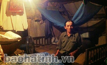 bà Nghiên trong túp lều lụp xụp của mình