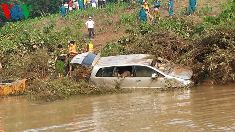 Chiếc xe 7 chỗ nổi lên khi nó mắc vào những bụi cây rậm rạp bên dòng Khe Ang