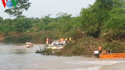 Lực lượng chức năng tìm thi thể người xấu số