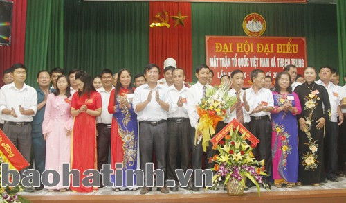 Lãnh đạo MTTQ tỉnh tặng hoa chúc mừng các ủy viên MTTQ xã Thạch Trung nhiệm kỳ 2013-2018