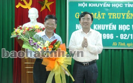 Tặng hoa chúc mừng chủ tịch Hội Khuyến học Hà Tĩnh nhân ngày truyền thống