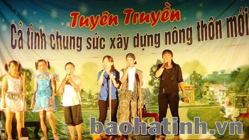 Tiểu phẩm hài “Hiến đất mở đường” do đội văn nghệ quần chúng xã Thạch Đồng biểu diễn, thể hiện vai trò chủ thể của người dân trong xây dựng NTM.