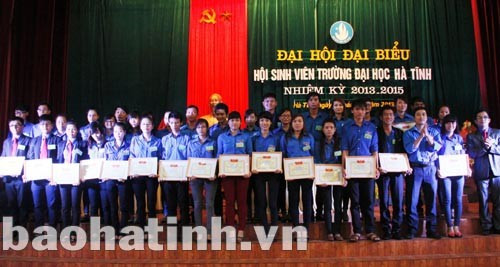 Trao thưởng cho các sinh viên có thành tích xuất sắc