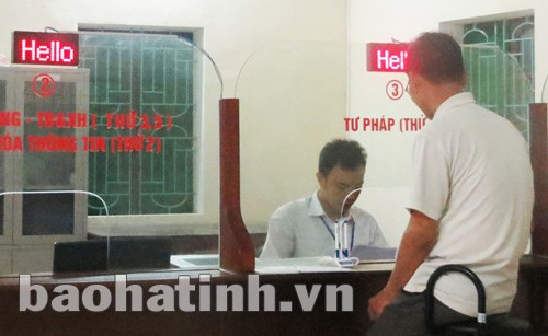 Người dân đến giao dịch tại Văn phòng công chứng TX Hồng Lĩnh.