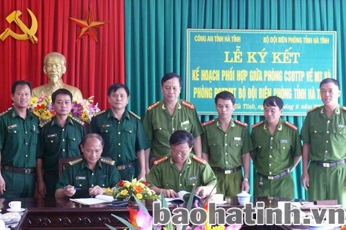 Lễ ký kết triển khai kế hoạch phối hợp đấu tranh phòng chống tội phạm ma túy giữa Bộ đội Biên phòng và Công an Hà Tĩnh. Ảnh: TL