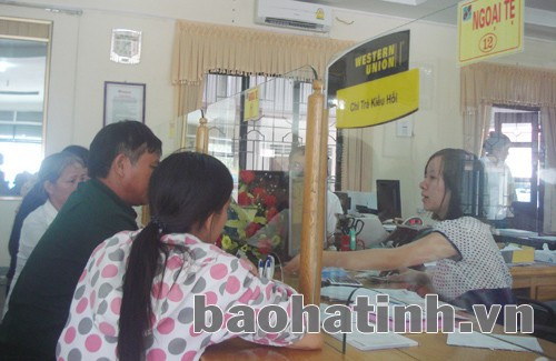 Cán bộ Ngân hàng No&PTNT Hương Sơn hướng dẫn khách hàng làm thủ tục vay vốn. Ảnh: Tuấn Hiển