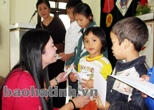 Trao quà cho học sinh có hoàn cảnh khó khăn