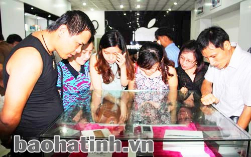 Khách hàng tận mắt ngắm nghía chiếc iphhone 5s