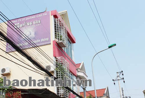 Vi phạm khoảng cách ATLĐ 22kV dây trần tại khoảng cột 01-02 nhánh rẽ cấp điện cho TBA UBND tỉnh. Ảnh: Chính Thu