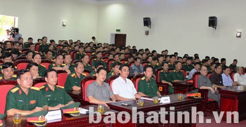 Chủ tịch Quốc hội tiếp xúc với cử tri là cán bộ, chiến sỹ Bộ CHQS tỉnh