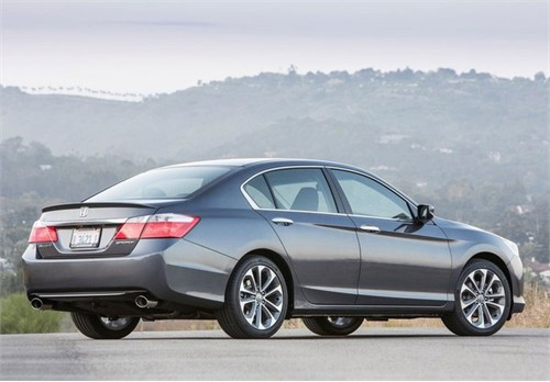 Honda Accord vẫn là đối thủ chính của Toyota Camry.