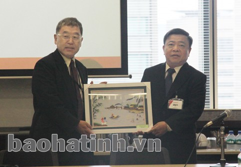 Chủ tịch UBND tỉnh Võ Kim Cự tặng quà Phó Tổng Giám đốc Tập đoàn Mitsubishi Hiroshi Sakura.