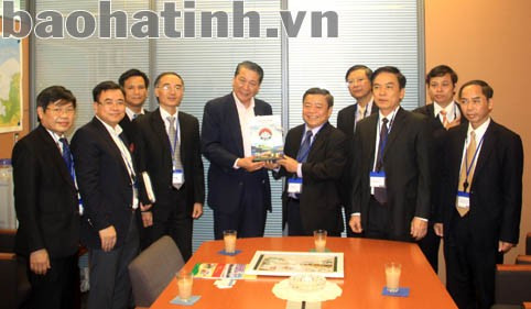 Chào xã giao và tặng quà đại diện bộ Nông nghiệp &PTNT