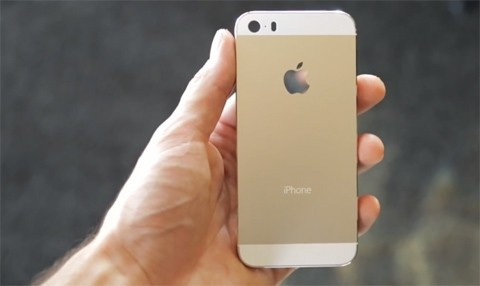 iPhone 5S màu vàng khan hiếm hàng một cách kì lạ.Ảnh: BI