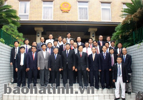Đoàn cán bộ cấp cao và các doanh nghiệp tỉnh Hà Tĩnh chụp ảnh lưu niệm với cán bộ, nhân viên tại Đại sứ quán Việt Nam tại Nhật Bản.