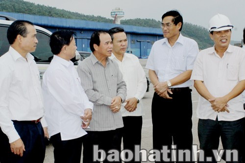 Bí thư, Tỉnh trưởng Khăm Hùng Hương Vông Sỉ cùng đoàn công tác tham quan cảng Vũng Áng