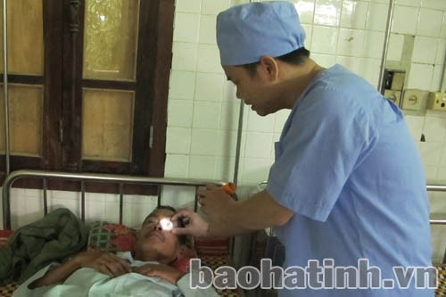 Kiểm tra mắt trước khi phẫu thuật cho bệnh nhân. Ảnh: Thanh Nga