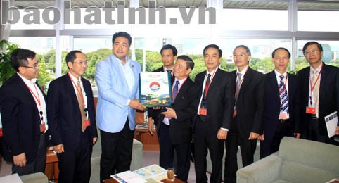 Chào xã giao và tặng quà lãnh đạo bộ Giao thông vận tải.