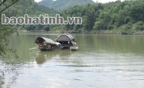 Đò tự phát trên sông Ngàn Sâu (địa phận Vũ Quang)