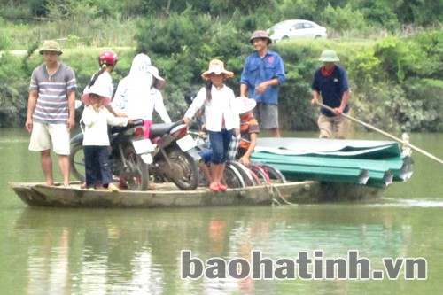 Có ai khẳng định được sự an toàn cho những hành khách trên những con đò như thế này? (Ảnh chụp tại bến đò xã Đức Liên - Vũ Quang)