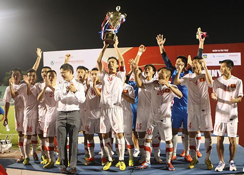 Các cầu thủ U23 Việt Nam nâng cao cúp chiến thắng. Ảnh: Đức Đồng.