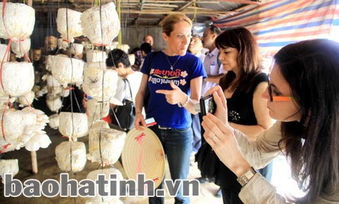 Đoàn cán bộ IFAD kiểm tra kết quả hoạt động tại HTX tiểu thủ công nghiệp và TMDV Cẩm Thành. Ảnh: TL