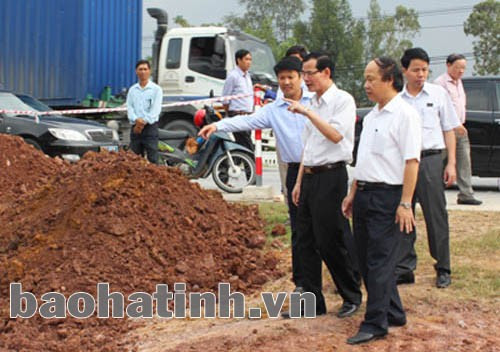 Phó Chủ tịch Thường trực UBND tỉnh và đoàn công tác kiểm tra thực tế công tác GPMB và thi công dự án. Ảnh: CT
